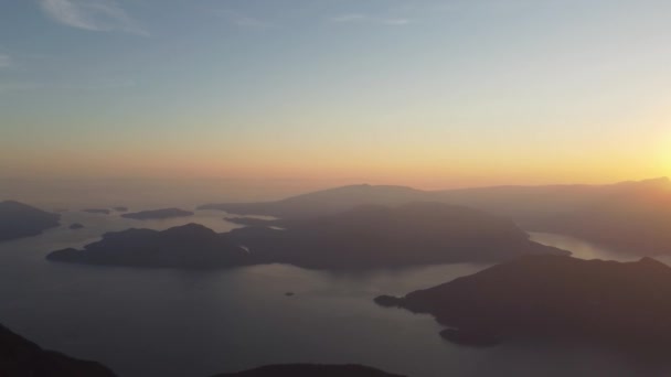 加拿大Bc4K太平洋山脉Deeks峰落日落日空中无人机与豪声音峡湾落石景观与蓝天和橙色天空 — 图库视频影像