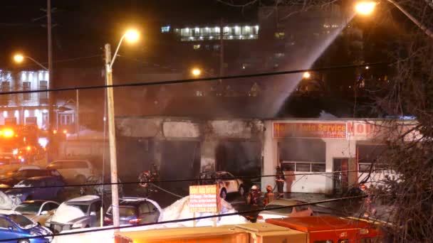Alarmante Incendio Nocturno Que Quemó Taller Automóviles Toronto Extinguido Por — Vídeo de stock