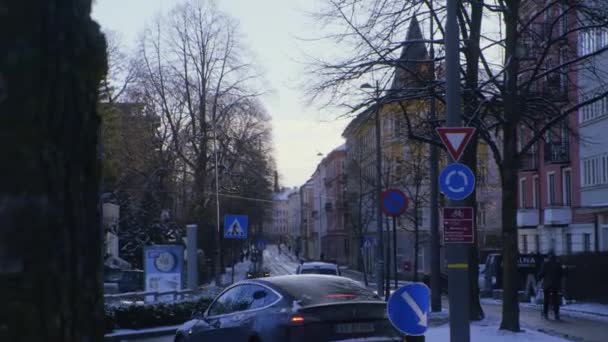 Oslo Trafikerad Gatukorsning Tåg Spårvagn Bilar Med Tesla — Stockvideo