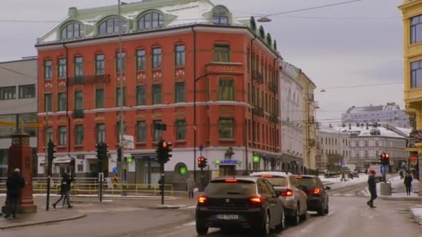 Oslos Livliga Gatukorsning Tåg Spårvagn Bilar Fotgängare — Stockvideo