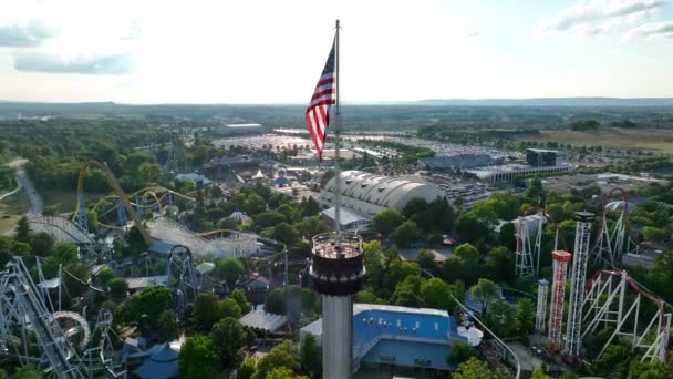 ハーシー公園のキスタワーの360空中ビュー 大規模な遊園地とエンターテイメントアリーナ — ストック動画