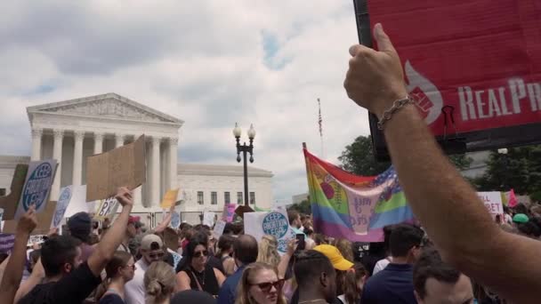 怒りの中絶権の抗議者と最高裁判所の上にパン — ストック動画