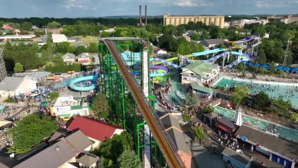 Ogromny Plusk Jazdy Fleme Atrakcją Parku Rozrywki Hershey Park Ludzie — Wideo stockowe