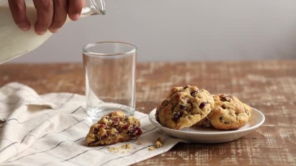 Comiendo Galletas Chocolate Con Leche Primer Plano Las Galletas Inmersión — Vídeo de stock