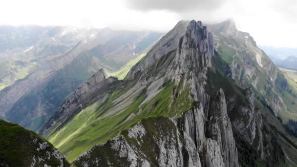 瑞士阿彭策尔市Schafler山脊一侧的空中飞越带着悬崖峭壁 山峰和茂盛的夏季绿色山坡 — 图库视频影像