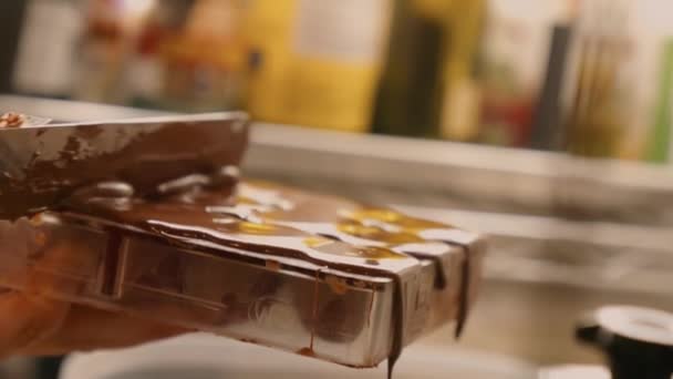 Close Chocolate Derretido Delicioso Molde Caso Confeiteiro Fazendo Doces Sobremesas — Vídeo de Stock