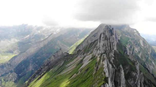 瑞士阿彭策尔市Schafler山崖上的空中飞越 望着悬崖峭壁 山峰和苍翠的夏季山坡 — 图库视频影像