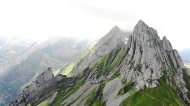 在一个多云的夏日 瑞士阿彭策尔市沙夫勒山崖上的空中飞越 可以看到瑞士最受欢迎 但也是最危险的徒步旅行路线之一 — 图库视频影像