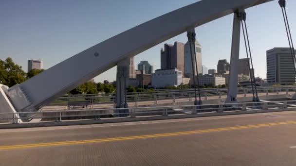 コロンバス オハイオ州のスカイラインとジンバルビデオワイドショット横に歩くとメインストリート橋 — ストック動画