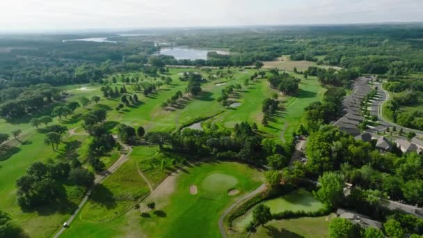 Drohnenaufnahme Eines Golfplatzes Mit Mehreren Golfplätzen Blick — Stockvideo