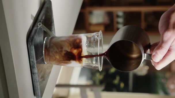 Vertical Video Home Barista Robi Mrożone Latte Nalewając Espresso Szklanego — Wideo stockowe