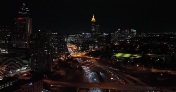 Atlanta Aerial V789 Film Basso Livello Cavalcavia Cattura Illuminato Paesaggio — Video Stock