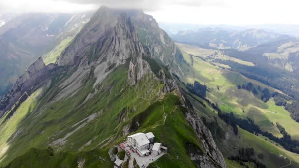 Flyg Sväng Över Mot Klipporna Schafler Åsen Appenzell Schweiz Med — Stockvideo