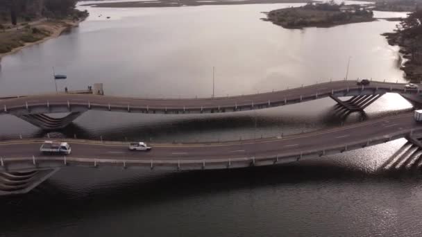 Luftdrohne Kippt Blick Auf Leonel Viera Ungewöhnlich Gewellte Brücke Mit — Stockvideo