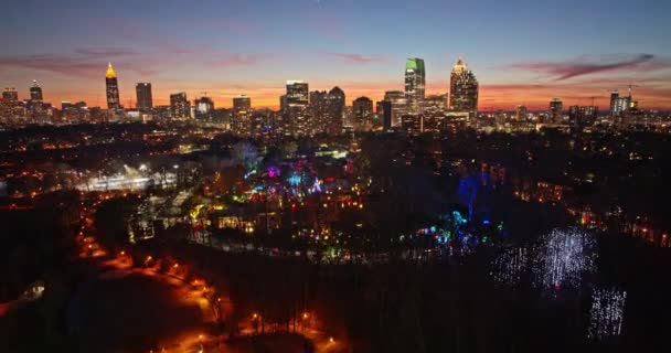 亚特兰大空中V808超差飞行植物园 配备圣诞灯饰 朝向中央商业区 高楼大厦闪烁着光芒 与Mavic Cine一起射击 2021年12月 — 图库视频影像