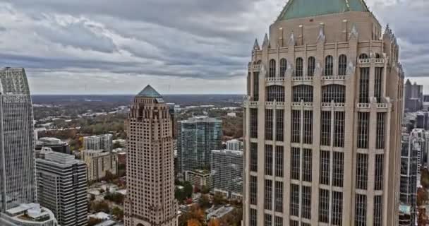 亚特兰大航空V752无人驾驶飞机在市中心商业区的高层大楼之间飞驰而过 在白天乌云密布的天空中捕捉市中心的风景 与Mavic Cine一起被射中 2021年11月 — 图库视频影像
