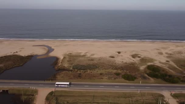 Witte Bus Rijden Langs Kust Oceaan Weg Van Maldonado Gebied — Stockvideo