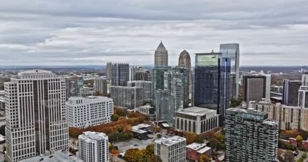 Atlanta Aerial V751 Zburând Nivel Scăzut Deasupra Clădirilor Înalte Din — Videoclip de stoc