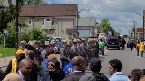 Policejní Jednotka Frontě Davem Civilistů Buffalu Rasové Přestřelce Vraždě Pozadí — Stock video