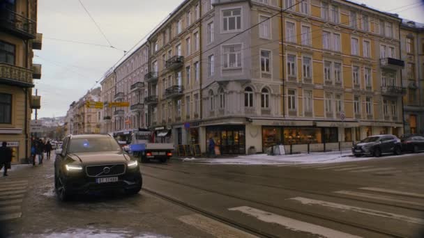 Ambulans Kör Förbi Och Stannar Snowy City Street Oslo Med — Stockvideo