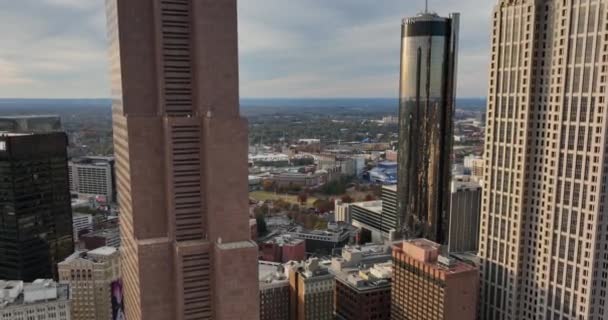 Atlanta Aerial V765 Nízko Klesající Dron Proletět Mezi Výškovými Budovami — Stock video