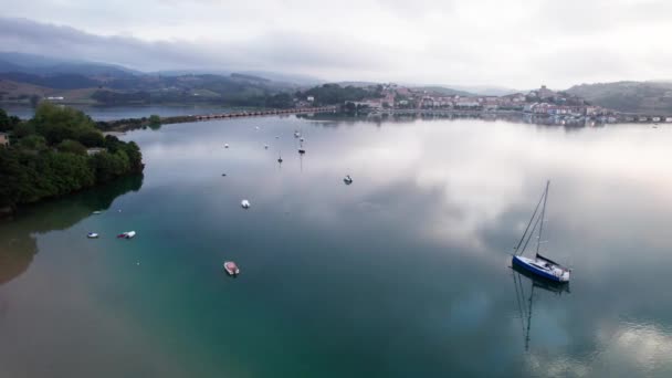 在San Vincente Barcera 西班牙北部 无人驾驶飞机与船只一起飞越水上飞机 碧绿的海水 有清晰的镜子和清晰的天空反射 4K录像带 — 图库视频影像