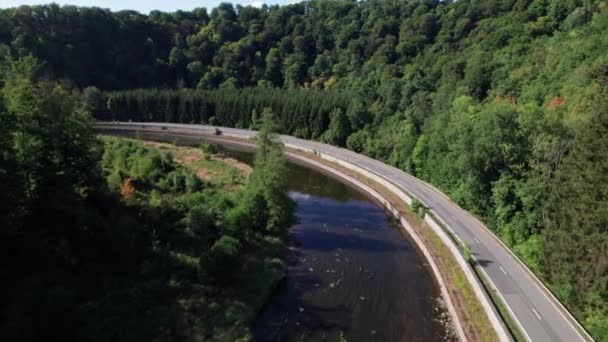 Drones Aéreos Río Adyacentes Autopista Ardenas Norte Francia Imágenes Coche — Vídeo de stock