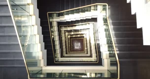 Mirando Hacia Abajo Escaleras Cuadradas Vidrio Metal Edificio Oficinas Moderno — Vídeo de stock