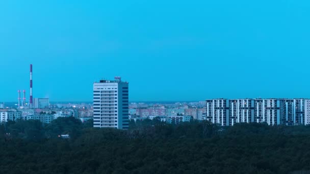 Timelapse Dusk Warszawa Osiedle Dymiącą Elektrownią Węglową Tle — Wideo stockowe