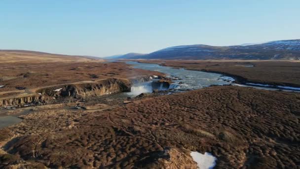 Isländischer Fluss Und Wasserfall Mit Bergen Hintergrund Drohnenshow — Stockvideo