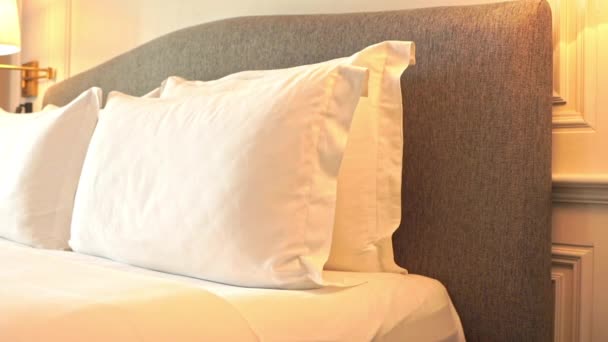高級ブティックホテルのベッドルームでダブルベッド クローズアップ — ストック動画