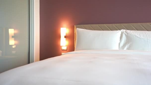 Kingsize Bed Boutique Hotel Lamps White Sheets Pillows Пан — стоковое видео