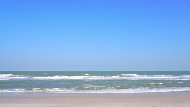 Tropische Meereswellen Brechen Der Sandküste Und Menschenleeren Strand Der Karibikinsel — Stockvideo