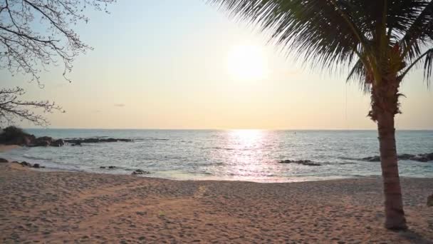 Luz Del Sol Noche Sobre Mar Tropical Playa Desierta Isla — Vídeos de Stock