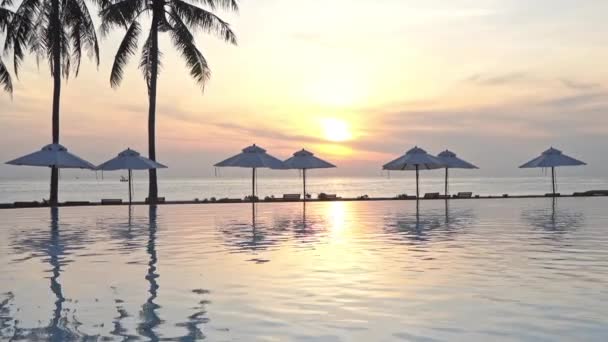 Zonsondergang Boven Caribische Zee Parasols Zwembad Van Welvarend Tropisch Resort — Stockvideo