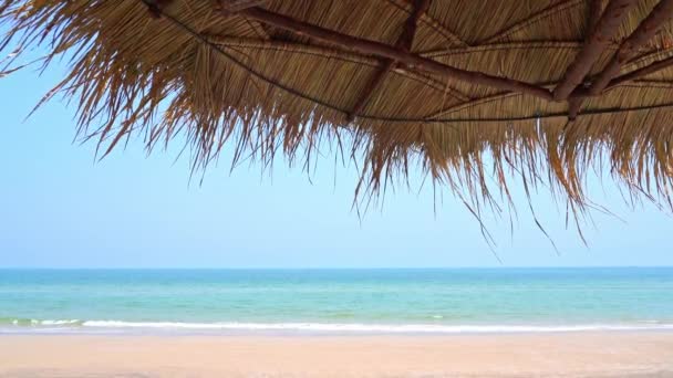 空のカリブ海の芝生の傘の日陰 白い砂と海の波 熱帯の楽園の風景 — ストック動画