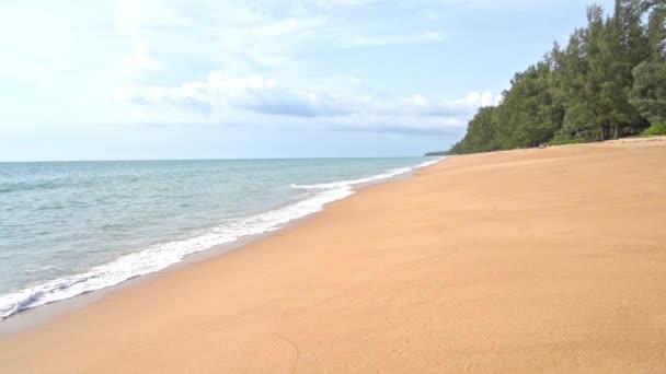 無人島の空のビーチと海の波熱帯島 スローモーション — ストック動画