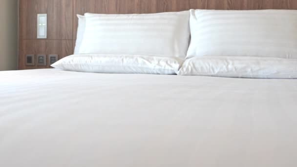 Habitación Hotel Genérica Sábanas Almohadas Blancas Primer Plano — Vídeo de stock