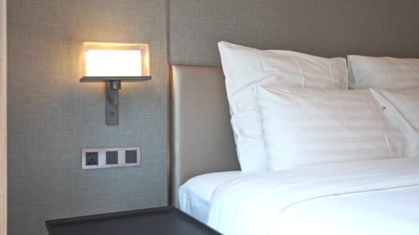 Vyrobené Lůžko Luxusním Hotelu Ložnice Světly Postranních Světel Pan — Stock video