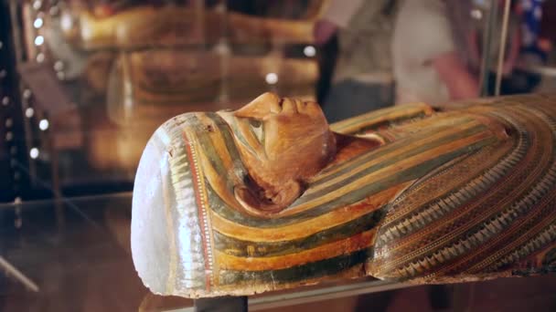 Egyptisk Mumie Sarkofag Visas Ett Museum Glasskåp — Stockvideo