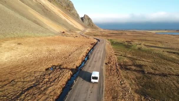 Vue Aérienne Une Camionnette Conduisant Sur Une Route Islande — Video