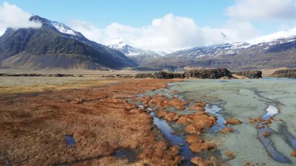 Izlandi Folyó Vízesés Hegyekkel Háttérben Drón Show — Stock videók