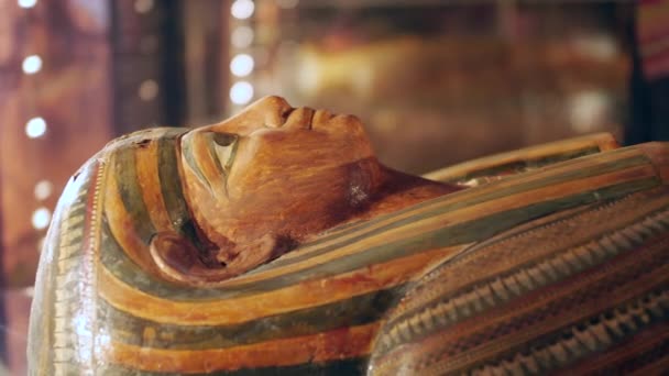 Een Egyptische Mummie Sarcofaag Tentoonstelling Een Museum Glazen Kabinet — Stockvideo