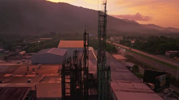 Stijgende Luchtfoto Van Industriële Fabriek Verkeer Snelweg Tijdens Gouden Zonsopgang — Stockvideo