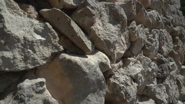 Deslizamiento Trasero Primer Plano Pared Piedra Natural Bruto Sin Trabajar — Vídeo de stock