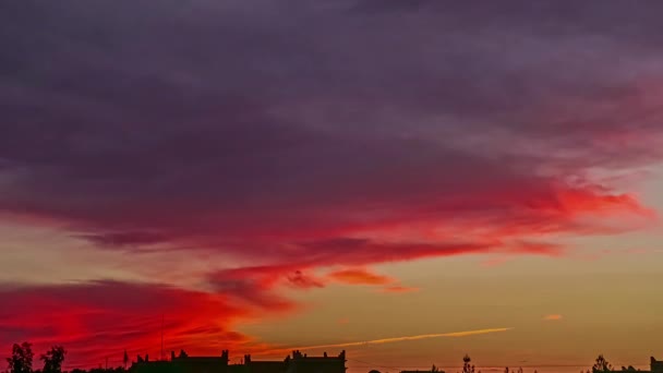 Временной Снимок Красных Облаков Летящих Небе После Золотого Заката — стоковое видео
