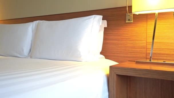 Cama Hecha Vacía Dormitorio Del Hotel Por Noche Primer Plano — Vídeos de Stock