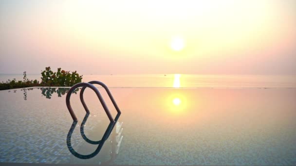 Golden Hour Sunlight Caribbean Sea Infinity Swimming Pool Luxury Tropical — Stok Video