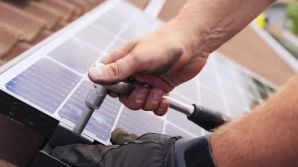 Fixação Parafusos Painel Solar Com Instalação Ferramenta Chave — Vídeo de Stock