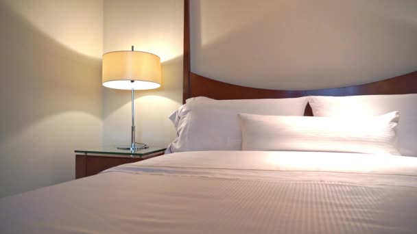 Gece Yatak Odasında Boş Yatak Lambalardan Beyaz Çarşaflar Işıklar Pan — Stok video